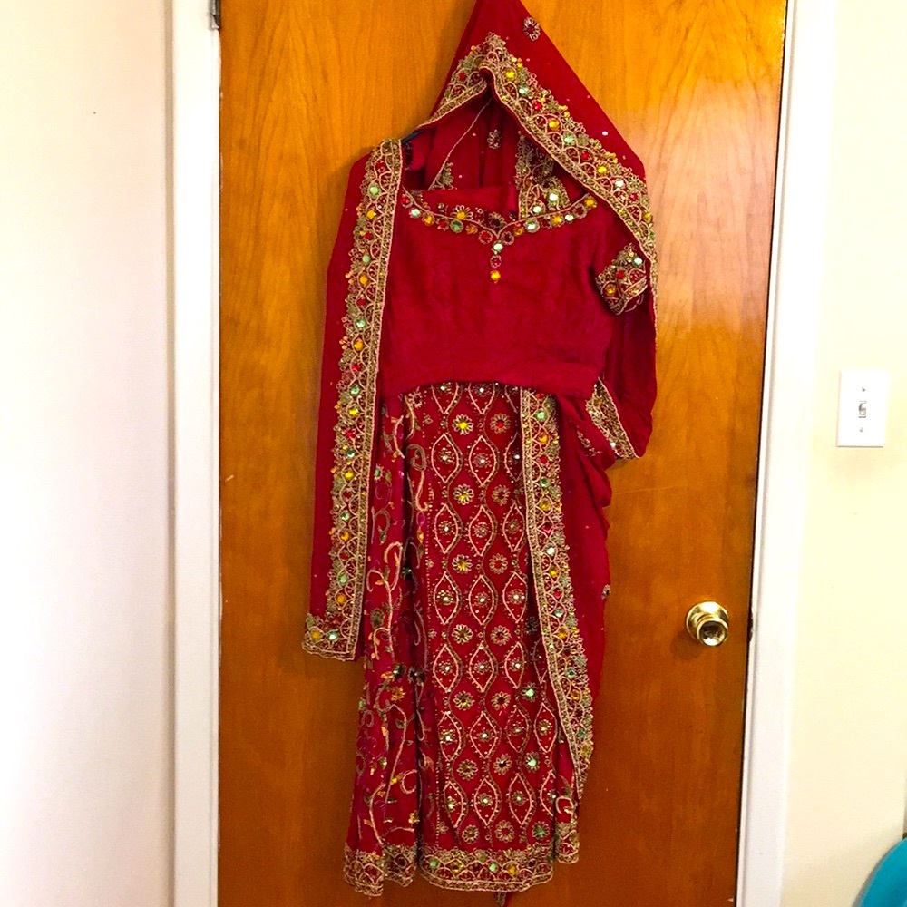 Stunning 3 piece Red wedding Lehnga / India (Bollywood) / Pakistani (see details
